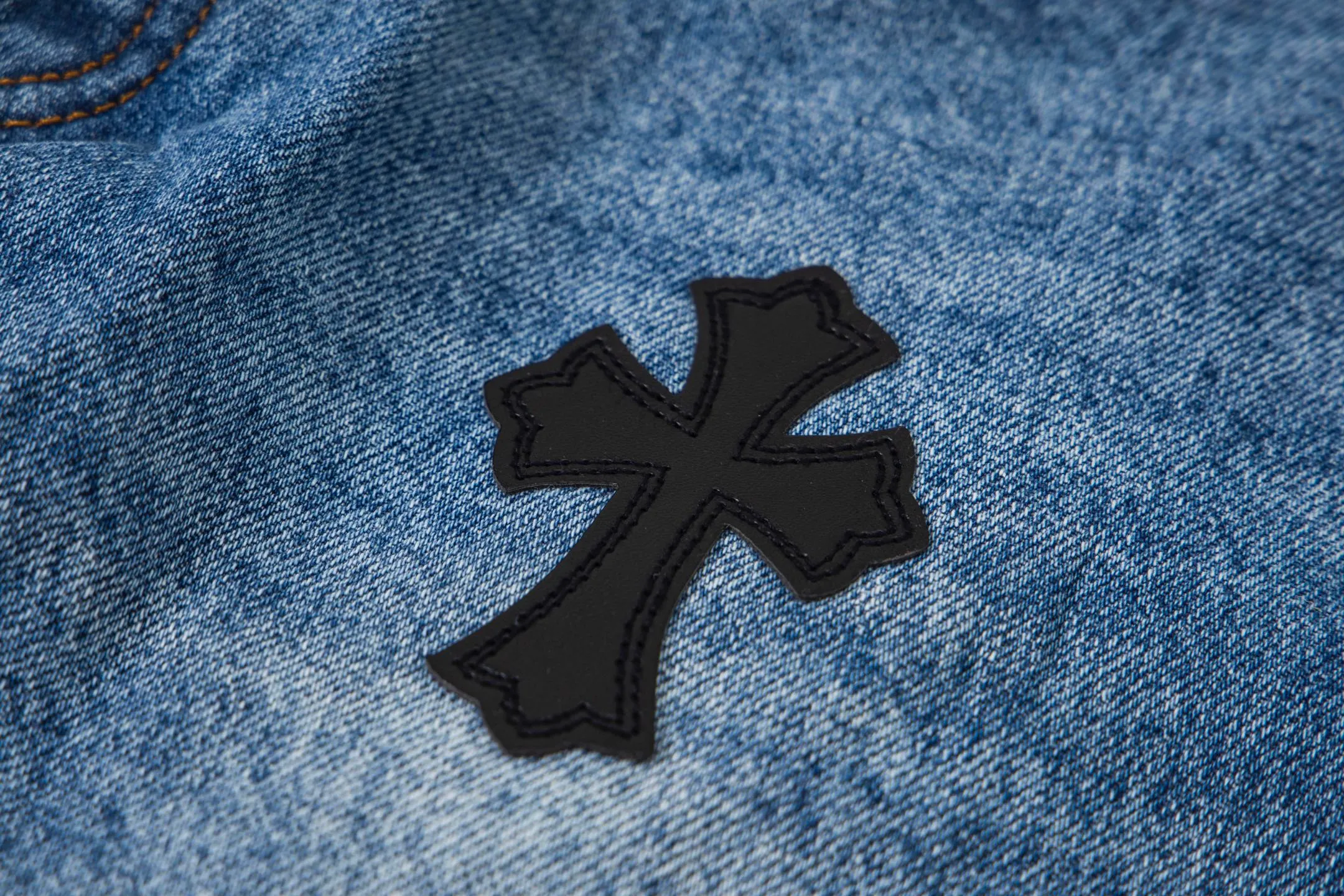P260 Chrome Hearts Blue Pants Black White Blue Multi-Leather Jeans Top Version Chrome Hearts Jeans with Leather Jeans It is well known that chromehearts jeans use vintage Levis jeans as the base plate for creation. They usually add their own unique silver buckles and silver ornaments, plus leather embellishments. This is what doubles the value of these vintage jeans, because the base plate is Vintage jeans, jeans themselves have become very soft and comfortable after years of baptism, which can be distinguished from ordinary jeans. Regarding the size, you should also refer to the pants data. Style number: 1735# Size: 28 30 32 34 36